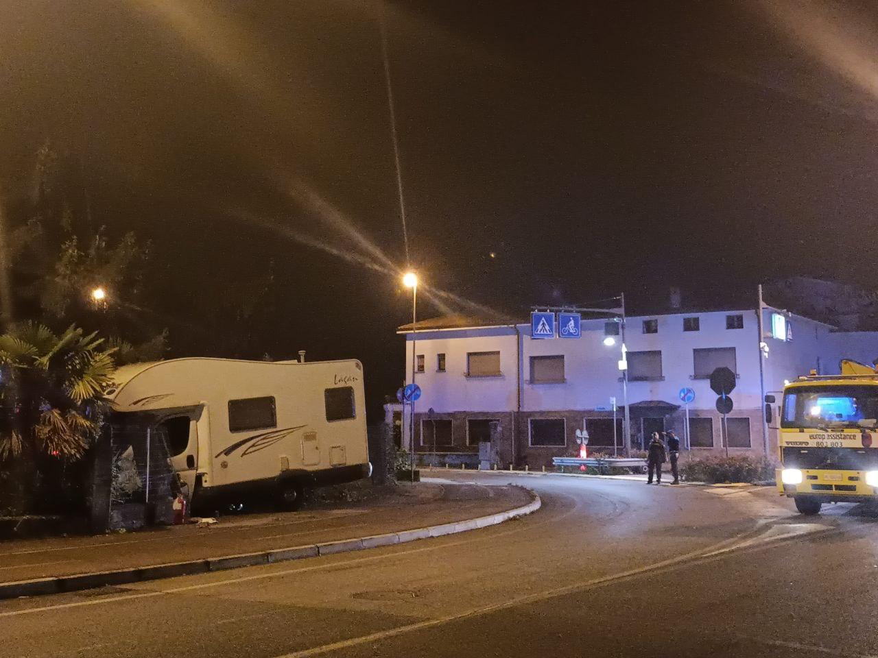 Copertina per Gorizia, scontro tra camper e auto: sfondato un cancello in via Trieste